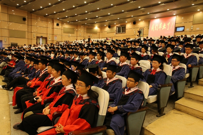 学校举行2014届研究生毕业典礼暨学位授予仪式