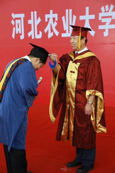 学校举行2013届研究生毕业典礼暨学位授予仪式