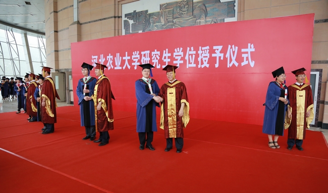 学校举行2013届研究生毕业典礼暨学位授予仪式