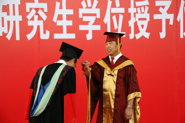 我校举行2012届研究生毕业典礼暨学位授予仪式