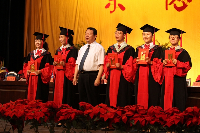 学校举行2013届研究生毕业典礼暨学位授予仪式