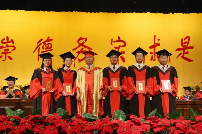 我校举行2012届研究生毕业典礼暨学位授予仪式