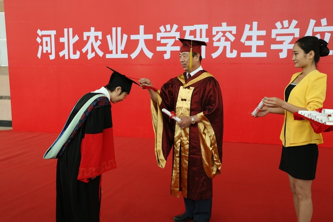 学校举行2014届研究生毕业典礼暨学位授予仪式